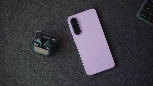 Samsung Galaxy A37 5G junto Galaxy Buds