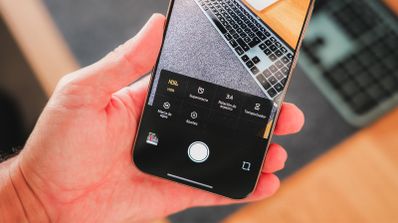 Xiaomi 15T en mano con la app de cámara