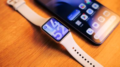 Xiaomi Smart Band 10 Pro junto a un smartphone