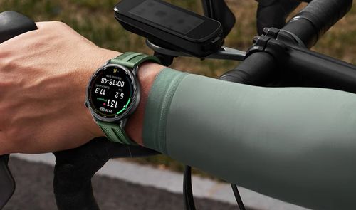 Reloj inteligente Xiaomi Watch S5 en la muñeca de un ciclista mientras sujeta el manillar de una bicicleta.