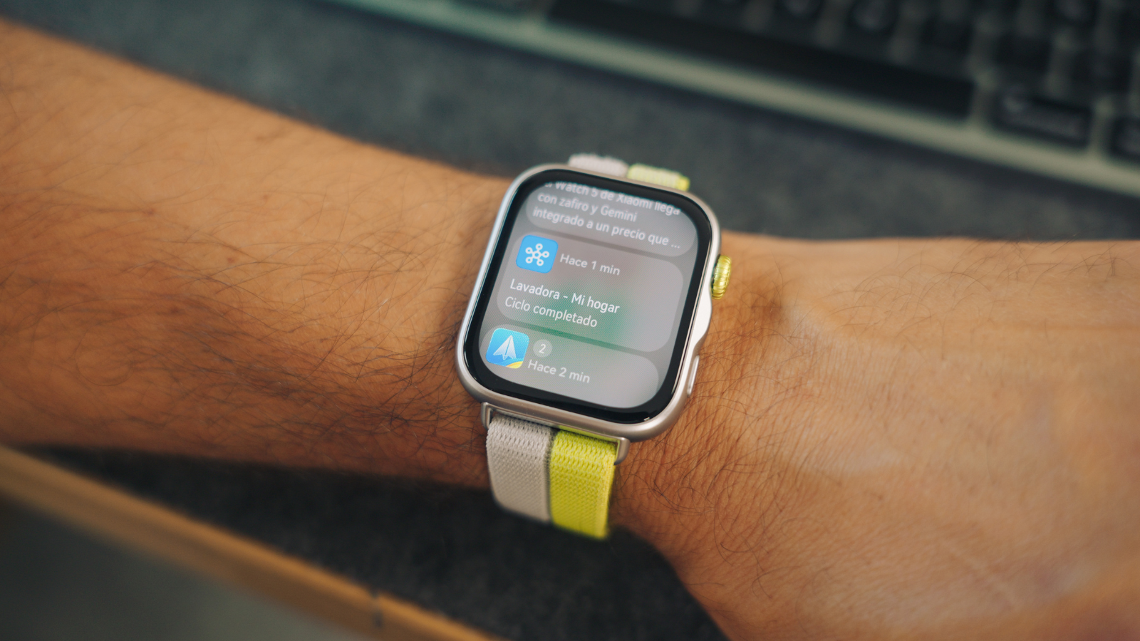Primer plano de la pantalla del reloj inteligente Huawei Watch FIT 5 mostrando el centro de notificaciones en la muñeca.