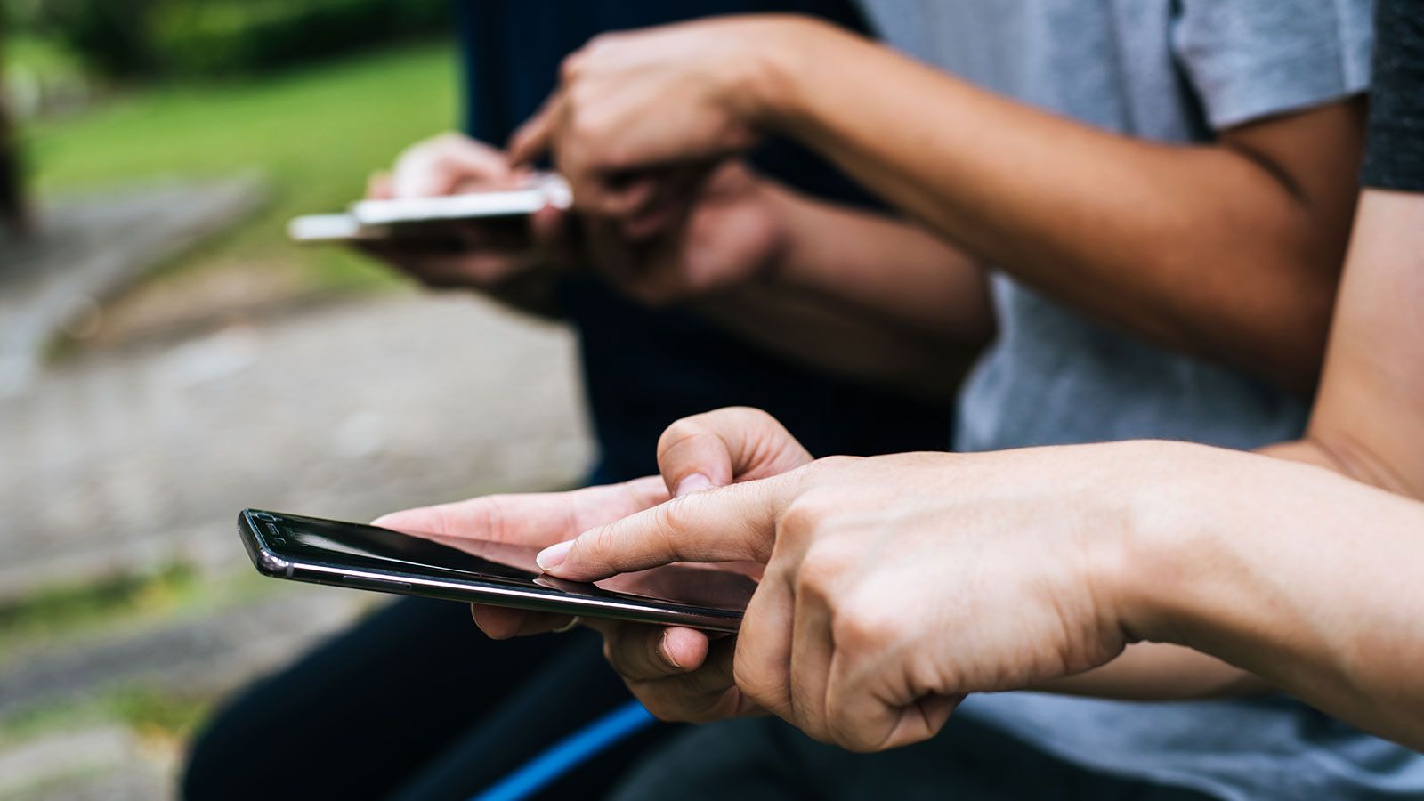 Utilizando varios smartphones / Imagen de Magnific