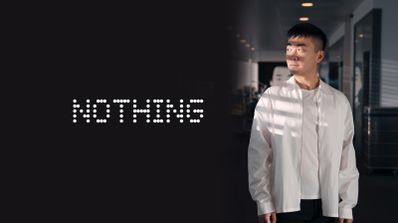 Carl Pei junto al logotipo de Nothing