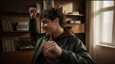 Chico con auriculares de OPPO. / Foto: OnePlus