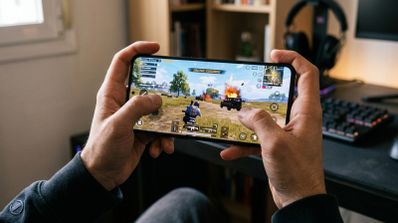 Hombre jugando PUBG en el movil