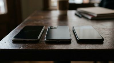 Moviles sobre una mesa en tono misterioro