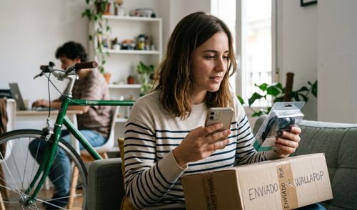 Mujer abriendo paquetes de Wallapop