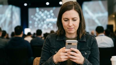 Mujer con un Google Pixel en la mano