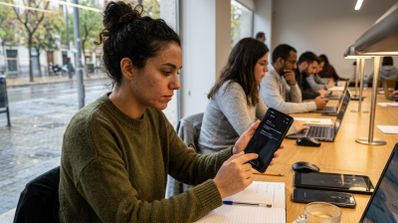 Mujer con un móvil Android.