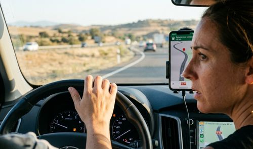 Mujer preocupada en el coche