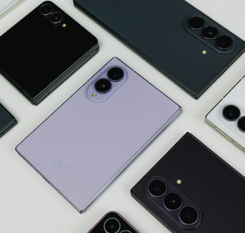 Vista superior de varios teléfonos plegables de Samsung en diferentes colores y formatos sobre una superficie blanca.
