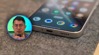 Primer plano del borde inferior de un smartphone junto a una miniatura del creador de contenido Isa Marcial.