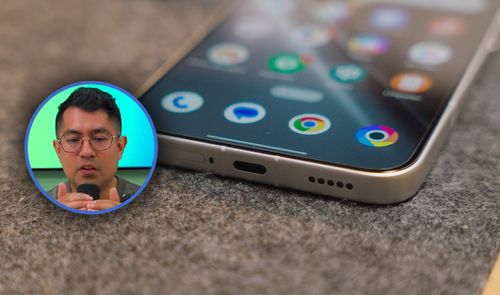 Primer plano del borde inferior de un smartphone junto a una miniatura del creador de contenido Isa Marcial.