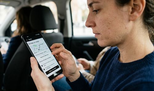 Mujer poniendo una reclamacion a Uber