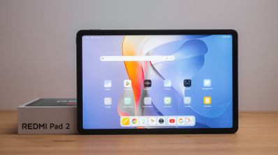 Redmi Pad 2 junto a su caja