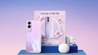 Teléfono Vivo V70 FE 5G en color violeta junto a su caja, cargador de pared y estuche de auriculares inalámbricos.