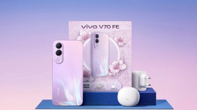 Teléfono Vivo V70 FE 5G en color violeta junto a su caja, cargador de pared y estuche de auriculares inalámbricos.
