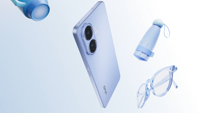 Parte trasera de un smartphone Vivo en color azul claro con doble cámara trasera, acompañado de accesorios flotantes como gafas y una linterna.