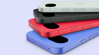 Cuatro unidades del smartphone Google Pixel 10a apiladas mostrando sus diferentes acabados en verde claro, negro, rojo y azul.