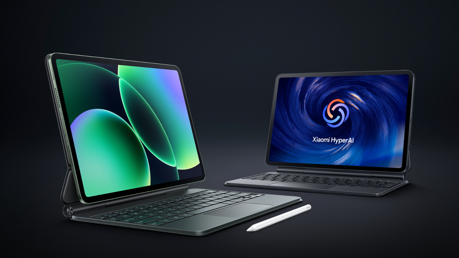 Dos unidades de Xiaomi Pad 8 con fundas teclado, una con pantalla de inicio verde y otra con el logotipo de Xiaomi HyperOS, junto a un lápiz óptico.
