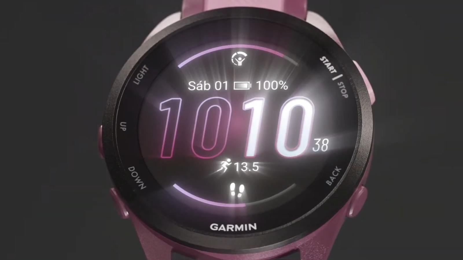 Primer plano de la esfera digital de un reloj Garmin Forerunner 165 en color púrpura mostrando la hora y datos de actividad.