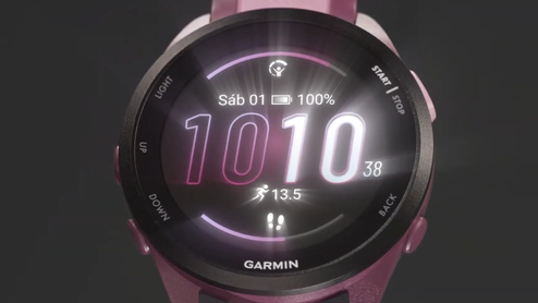 Primer plano de la esfera digital de un reloj Garmin Forerunner 165 en color púrpura mostrando la hora y datos de actividad.