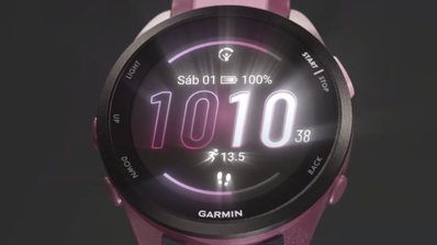 Primer plano de la esfera digital de un reloj Garmin Forerunner 165 en color púrpura mostrando la hora y datos de actividad.