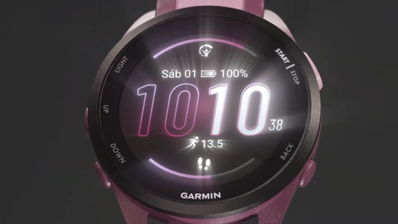 Primer plano de la esfera digital de un reloj Garmin Forerunner 165 en color púrpura mostrando la hora y datos de actividad.