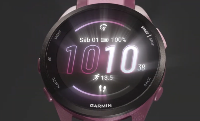 Primer plano de la esfera digital de un reloj Garmin Forerunner 165 en color púrpura mostrando la hora y datos de actividad.