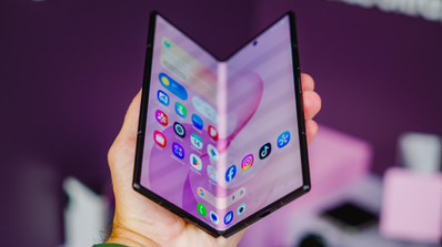 Teléfono plegable samsung galaxy z fold8 ultra sujeto con una mano en posición semiabierta mostrando la pantalla interior con iconos de aplicaciones.