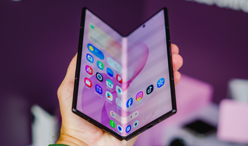 Teléfono plegable samsung galaxy z fold8 ultra sujeto con una mano en posición semiabierta mostrando la pantalla interior con iconos de aplicaciones.