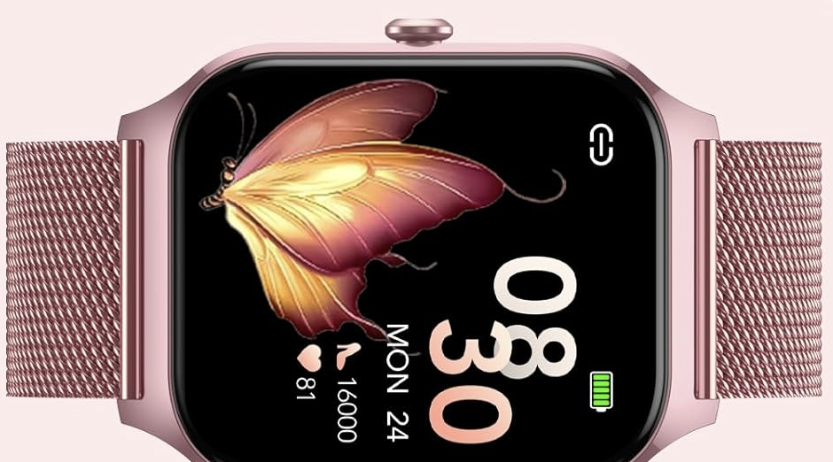 Primer plano de un reloj inteligente Cascho de color rosa con correa de malla metálica y esfera de mariposa.