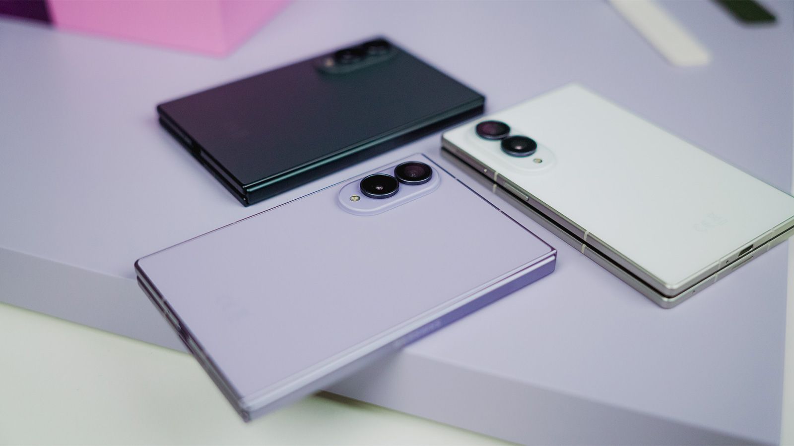 Tres teléfonos plegables Samsung Galaxy Z Fold8 en colores lavanda, blanco y gris oscuro dispuestos sobre una mesa.