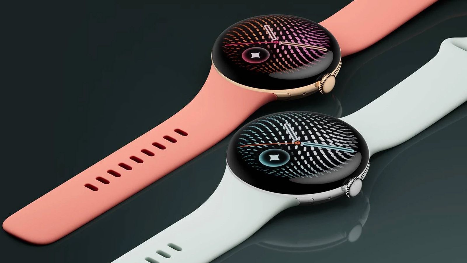 Dos relojes inteligentes Google Pixel Watch con correas en color coral y blanco sobre fondo oscuro.