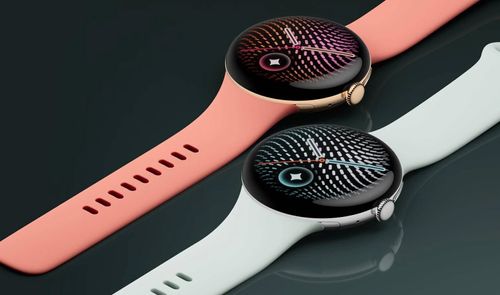 Dos relojes inteligentes Google Pixel Watch con correas en color coral y blanco sobre fondo oscuro.