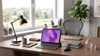 Tablet Lenovo IdeaTab conectada a una funda teclado sobre un escritorio de madera en una oficina luminosa.