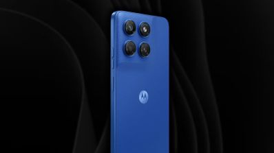 Parte trasera de un Motorola Moto G47 azul donde se aprecia el módulo con cuatro lentes de cámara y el logotipo central de la marca sobre un fondo oscuro.