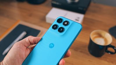 Detalle del módulo de cámaras trasero del Motorola Moto G87 en color azul claro.