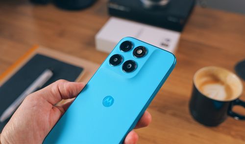 Detalle del módulo de cámaras trasero del Motorola Moto G87 en color azul claro.