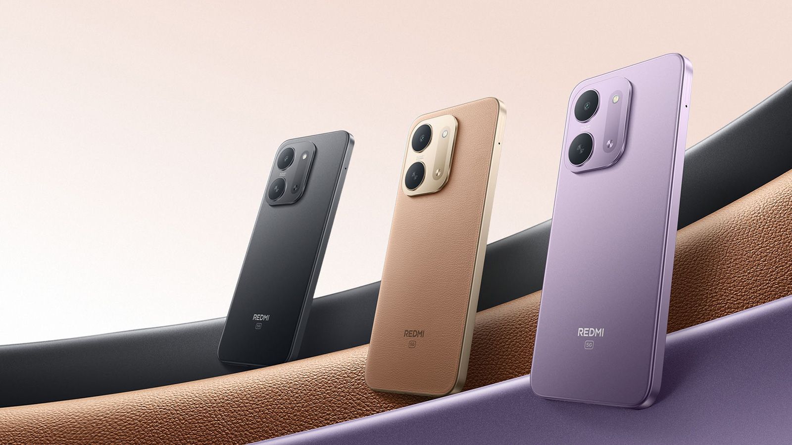Tres smartphones Redmi 17C 5G mostrados desde su parte trasera en colores negro, dorado y violeta.