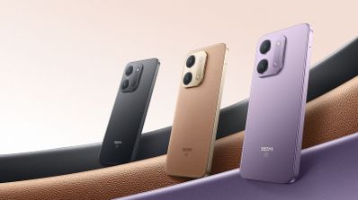 Tres smartphones Redmi 17C 5G mostrados desde su parte trasera en colores negro, dorado y violeta.
