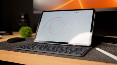Redmi Pad Pro sobre la mesa de trabajo