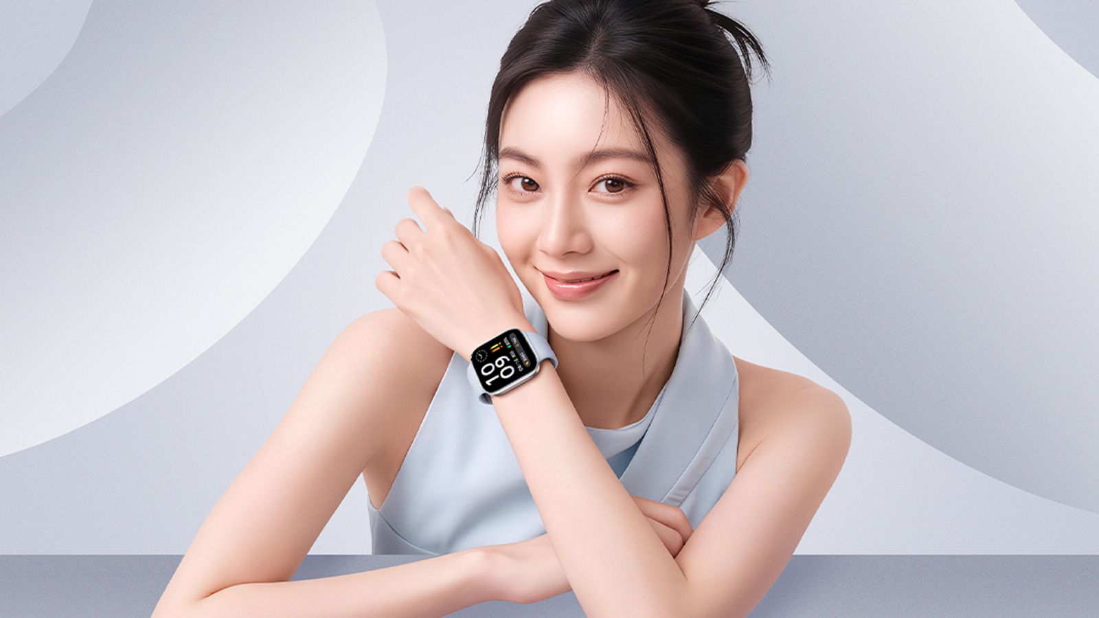 Mujer joven posando con el reloj inteligente Redmi Watch 6 Active en color gris.