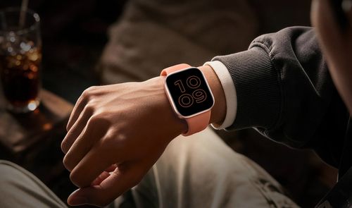 Reloj inteligente Redmi Watch 6 Active con correa rosa y pantalla cuadrada en la muñeca de una persona.
