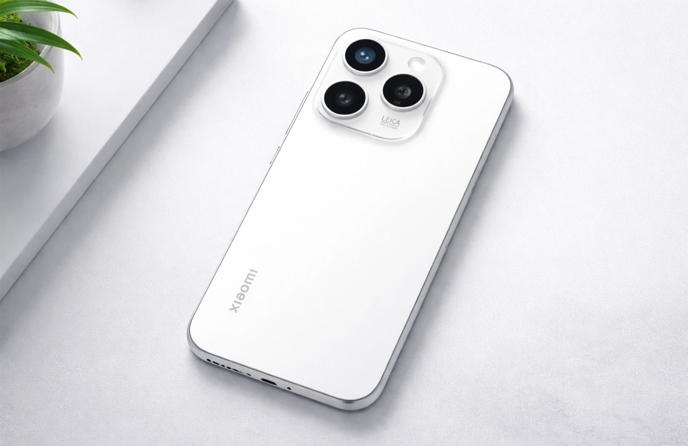 Parte trasera de un Xiaomi 18 en color blanco con su triple cámara dispuesta en un módulo cuadrado.
