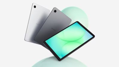 Tres tabletas Samsung Galaxy Tab A11 plus dispuestas en abanico mostrando su parte trasera en gris y plata, y su frontal con pantalla encendida.