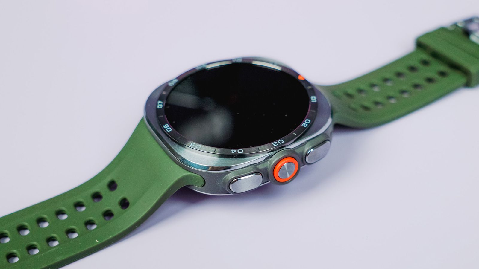 Primer plano del lateral del Samsung Galaxy Watch Ultra 2 con correa verde y botones físicos.