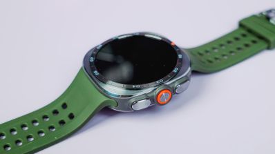 Primer plano del lateral del Samsung Galaxy Watch Ultra 2 con correa verde y botones físicos.