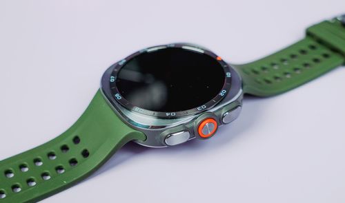 Primer plano del lateral del Samsung Galaxy Watch Ultra 2 con correa verde y botones físicos.