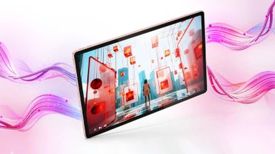 Primer plano del frontal de la tablet Lenovo Idea Tab Plus mostrando una ilustración digital en pantalla.